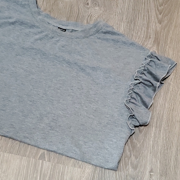 XL ruffle sleeve tshirt - Picture 2 of 4